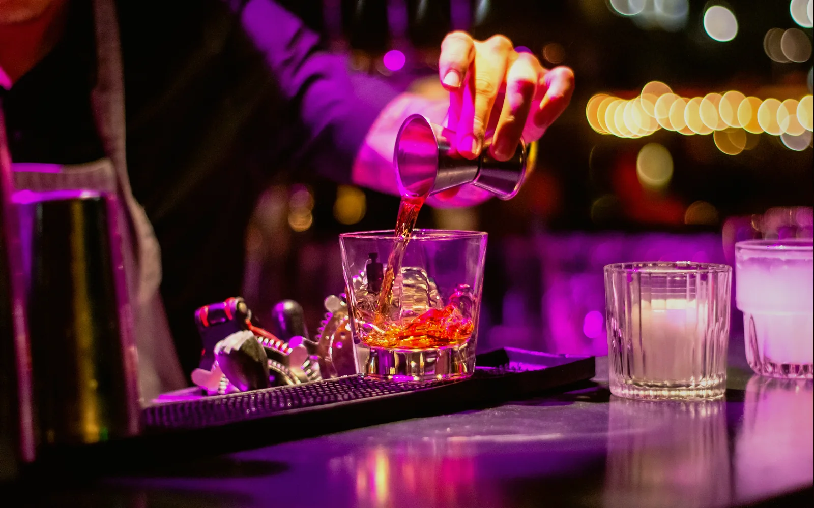 Bartender που ετοιμάζει ποτό στο μπαρ