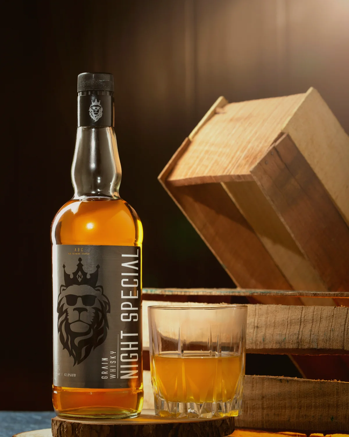 Μπουκάλι whisky και ποτήρι