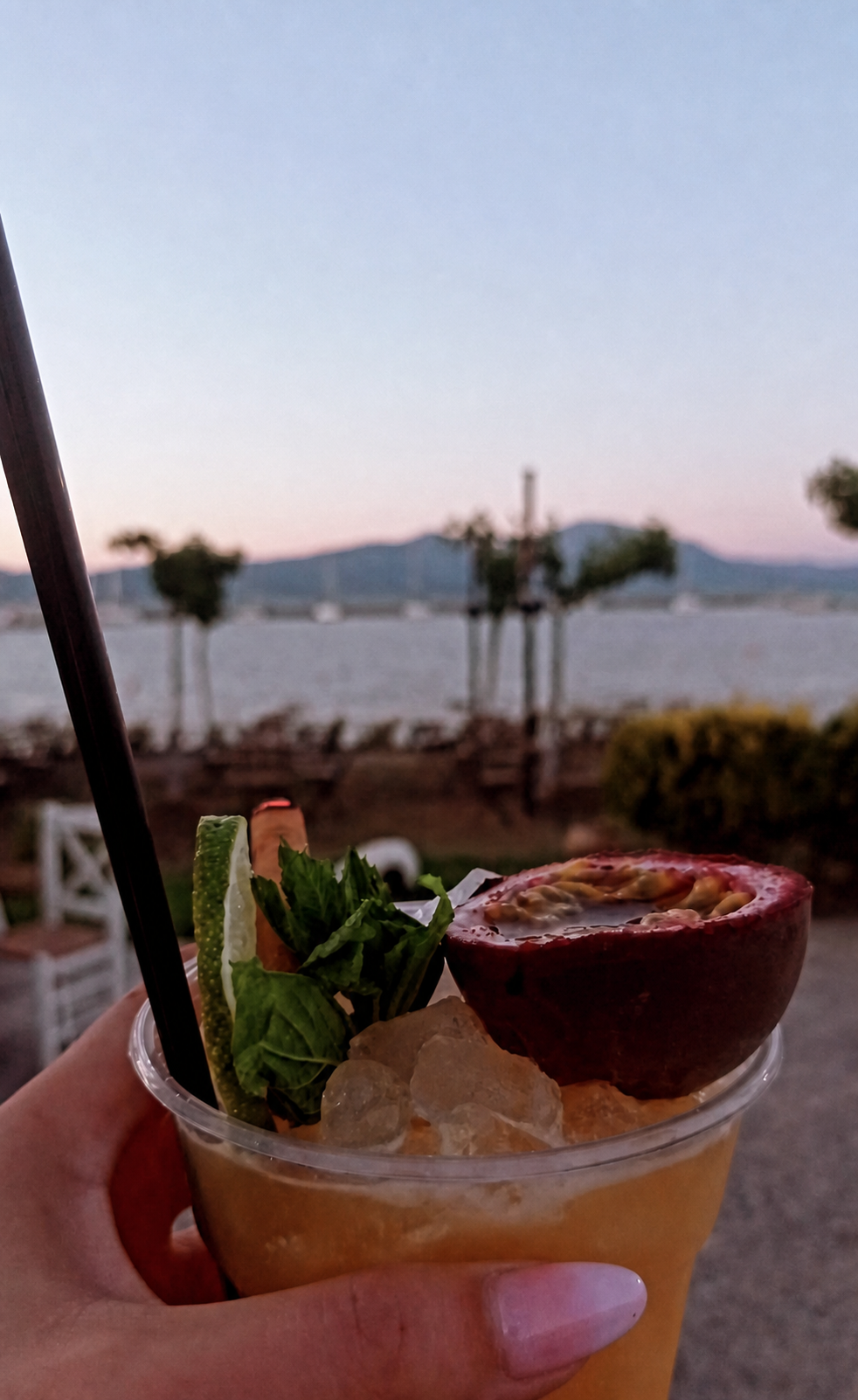 Passion fruit cocktail με μέντα και θέα στη θάλασσα